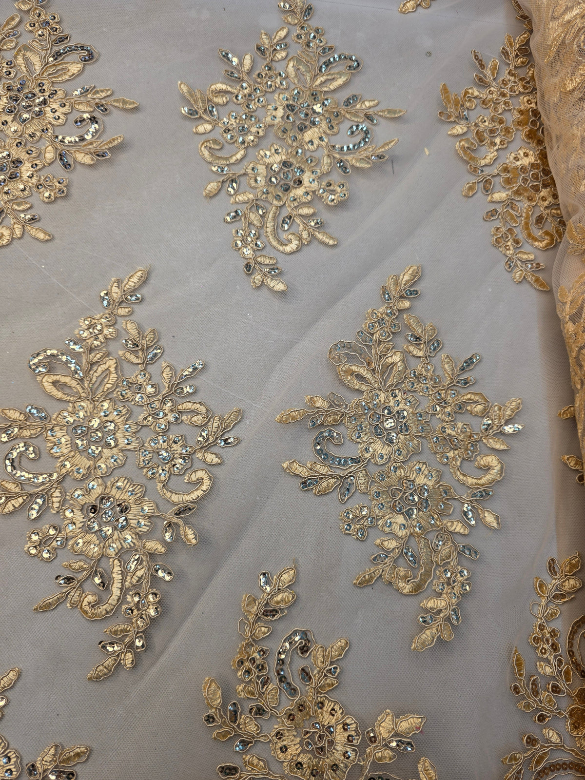 Tul Bordado Con Diseño Floral Con Lentejuela Color Oro - HH039 — Palacio Glamour