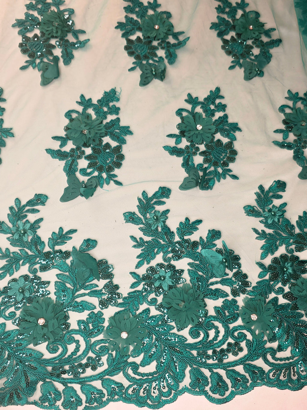 Tul Bordado Con Floral 3D, Mariposas, Pedrería, Lentejuela Y Perlas Color Verde Esmeralda- HH157 — Palacio Glamour