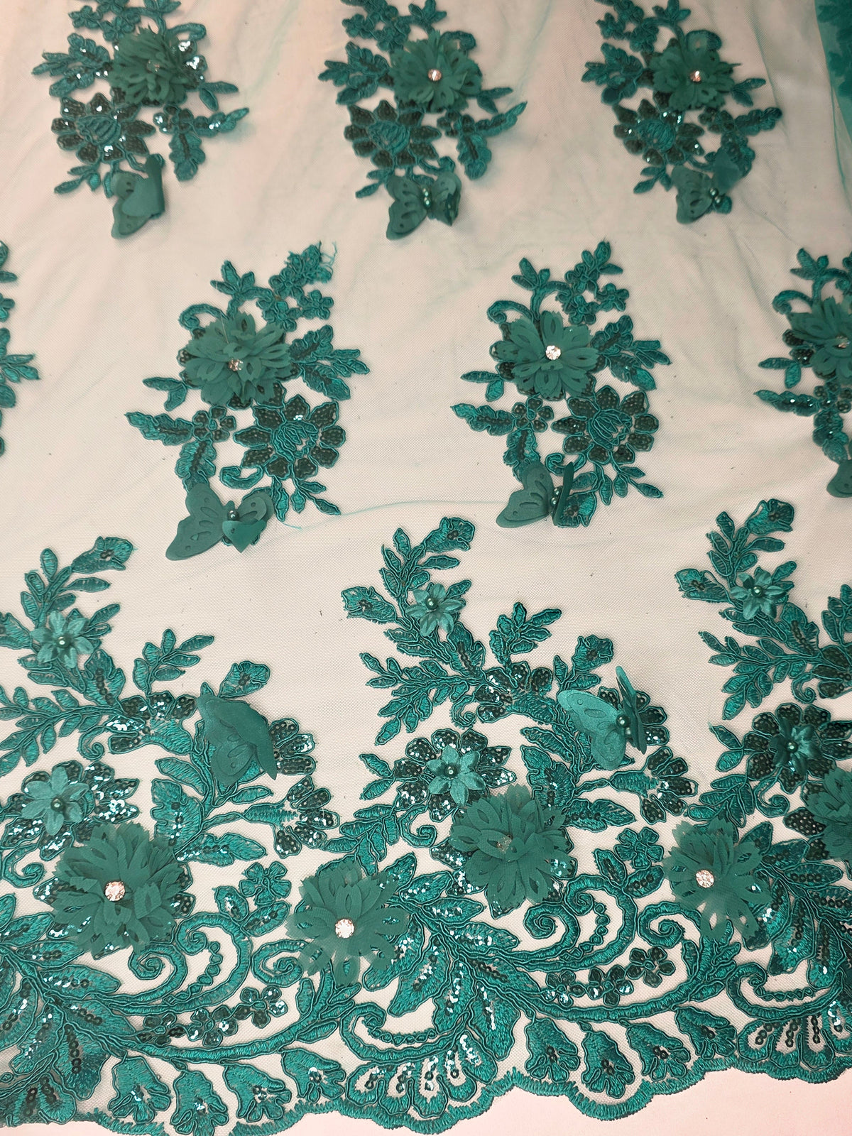Tul Bordado Con Floral 3D, Mariposas, Pedrería, Lentejuela Y Perlas Color Verde Esmeralda- HH157 — Palacio Glamour