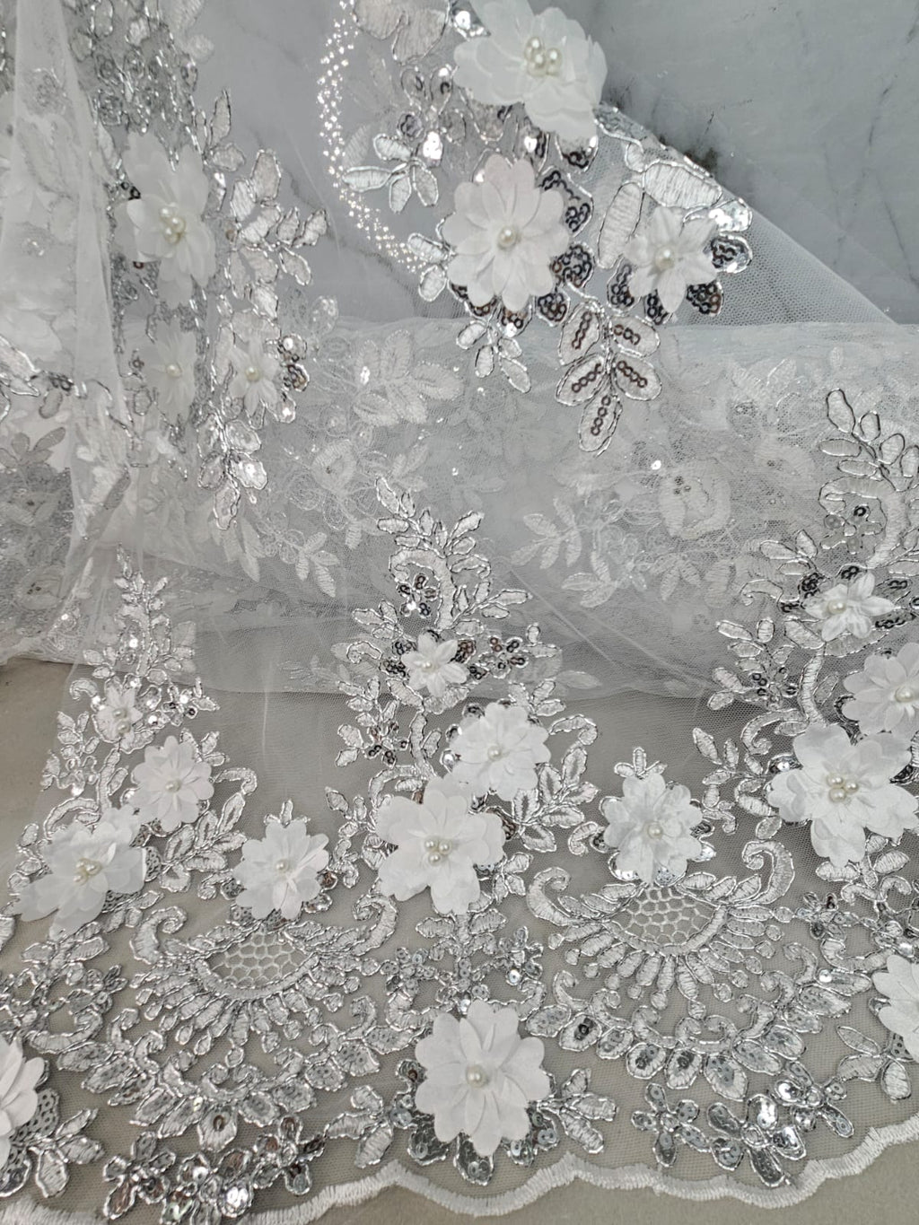 Tul Bordado Con Floral 3D, Lentejuela Y Perlas Color Plata- HH159 — Palacio Glamour