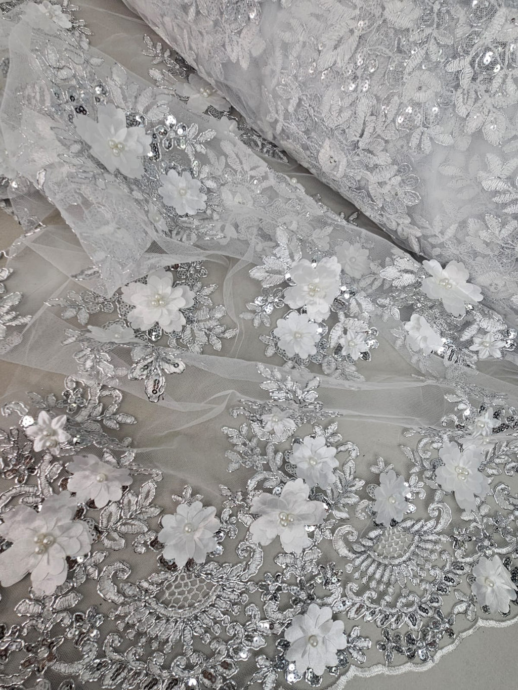 Tul Bordado Con Floral 3D, Lentejuela Y Perlas Color Plata- HH159 — Palacio Glamour
