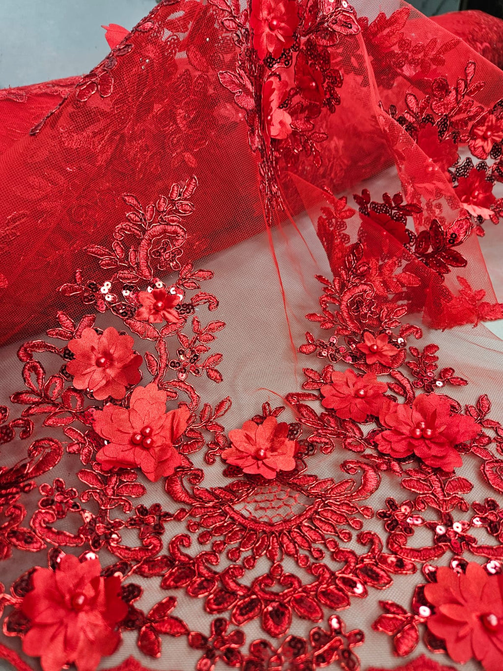Tul Bordado Con Floral 3D, Lentejuela Y Perlas Color Rojo- HH159 — Palacio Glamour