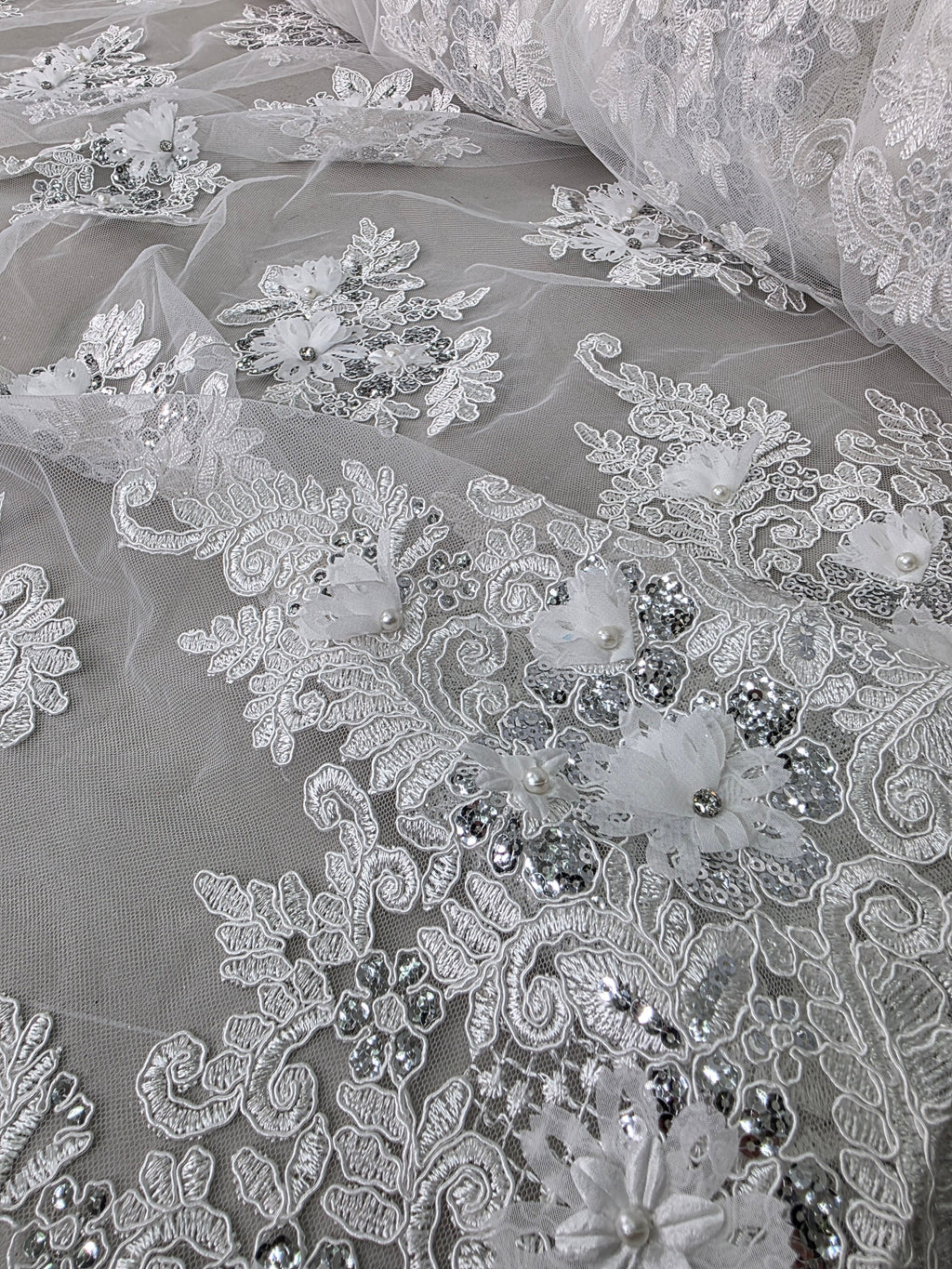 Tul Bordado Con Floral 3D, Lentejuela Y Perlas Color Hueso- HH160 — Palacio Glamour