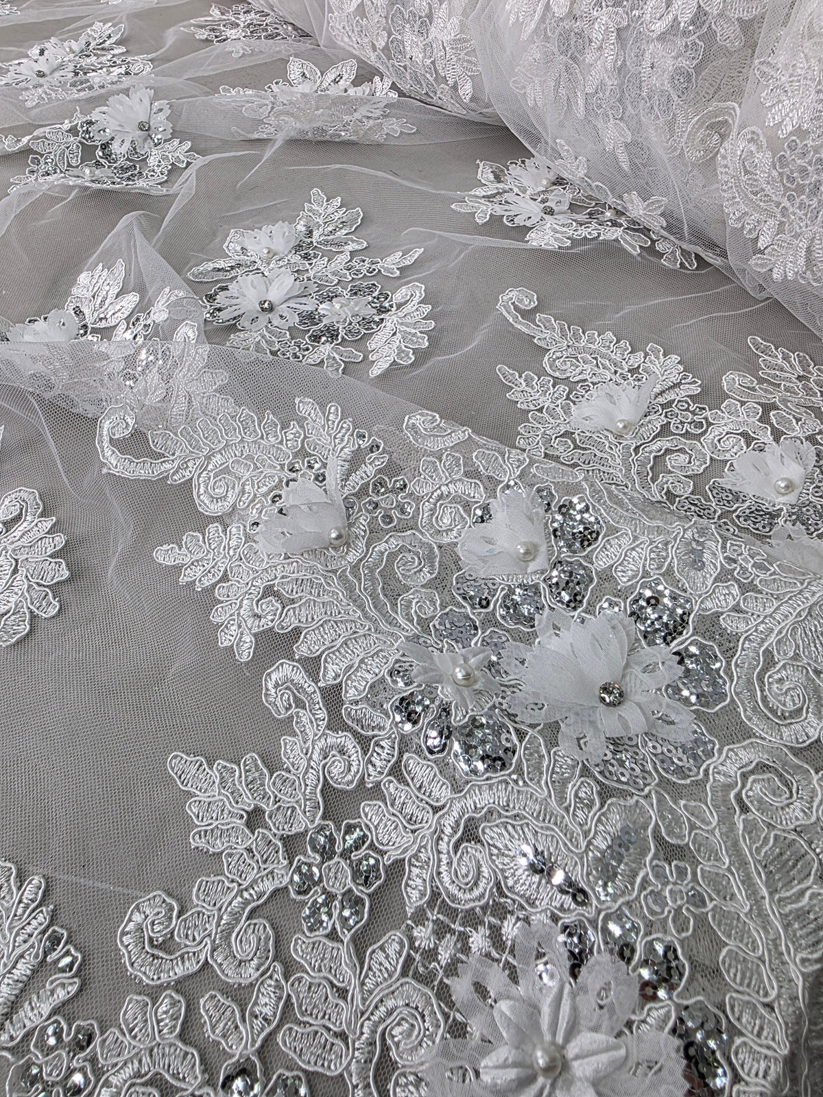 Tul Bordado Con Floral 3D, Lentejuela Y Perlas Color Hueso- HH160 — Palacio Glamour