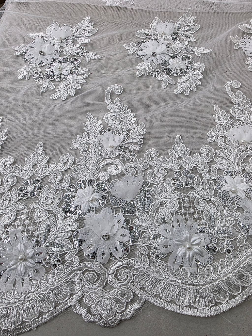 Tul Bordado Con Floral 3D, Lentejuela Y Perlas Color Hueso- HH160 — Palacio Glamour
