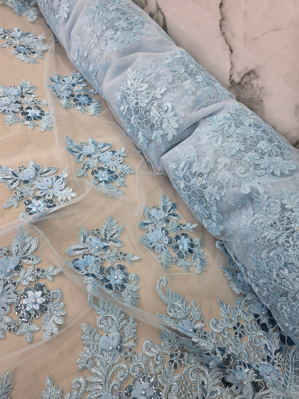 Tul Bordado Con Floral 3D, Lentejuela Y Perlas Color Azul Cielo- HH160 — Palacio Glamour