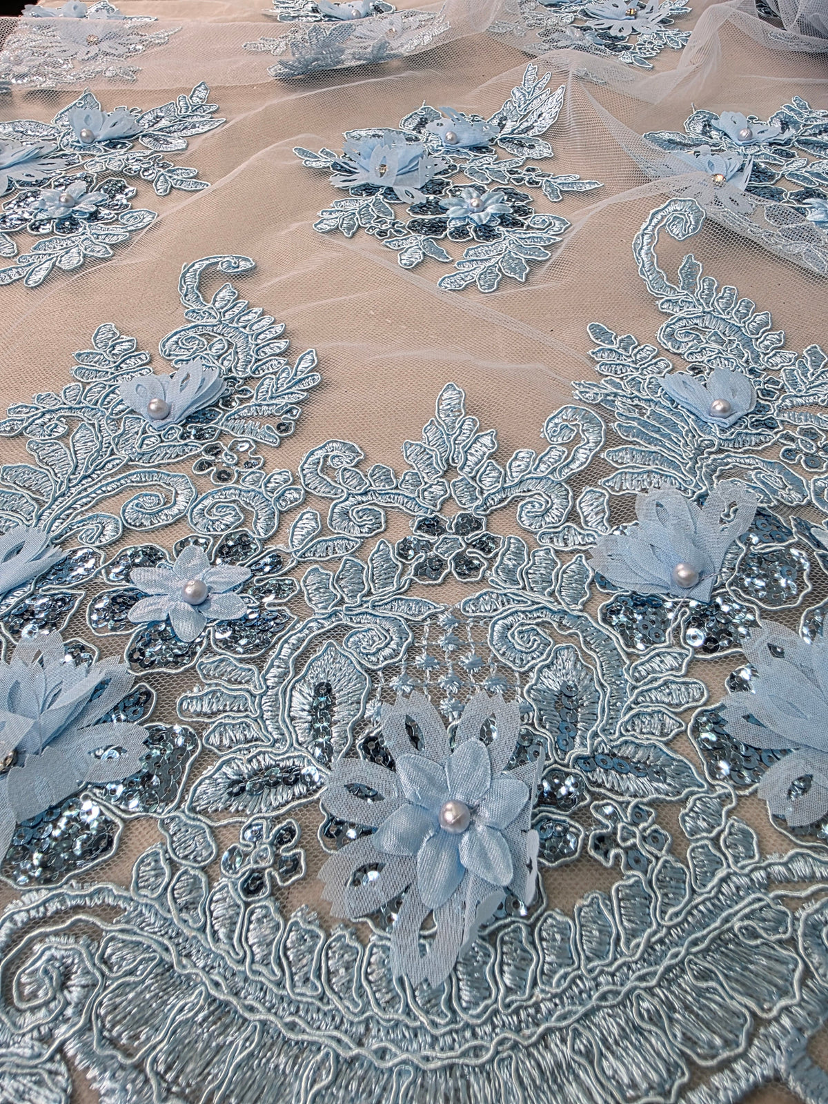 Tul Bordado Con Floral 3D, Lentejuela Y Perlas Color Azul Cielo- HH160 — Palacio Glamour