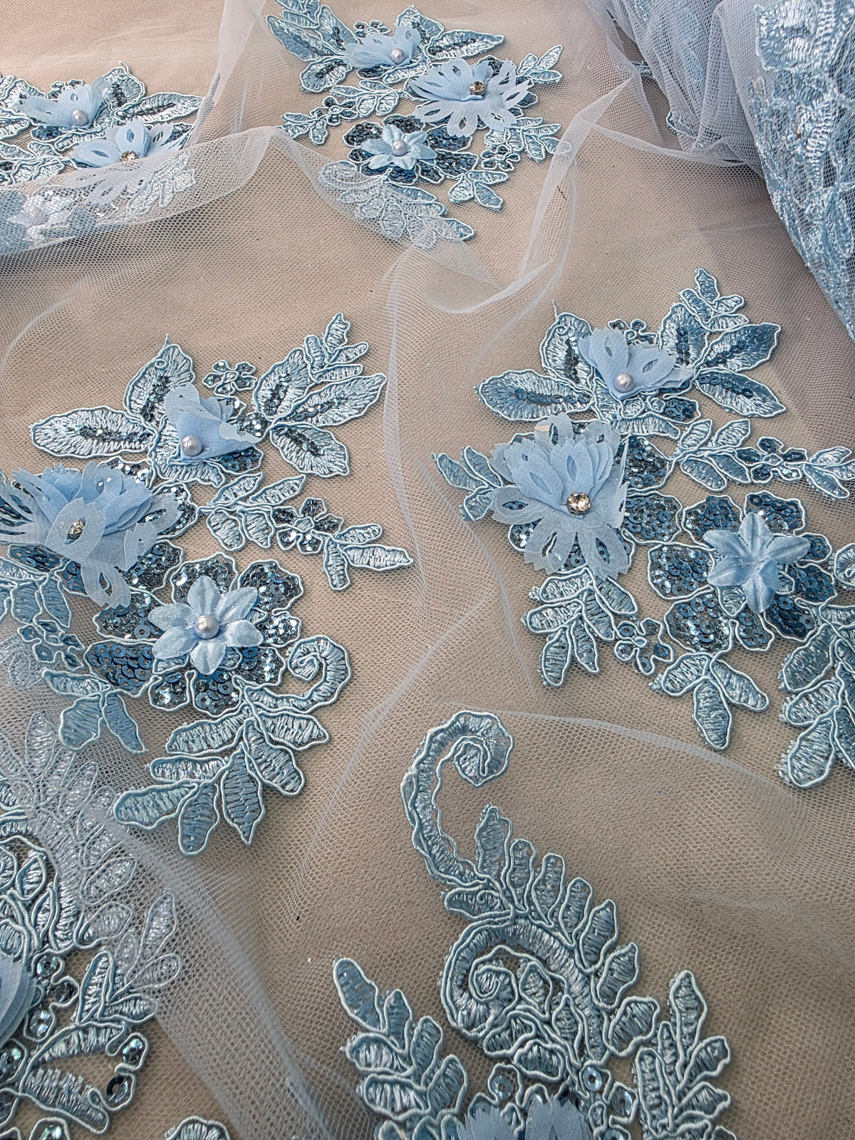 Tul Bordado Con Floral 3D, Lentejuela Y Perlas Color Azul Cielo- HH160 — Palacio Glamour