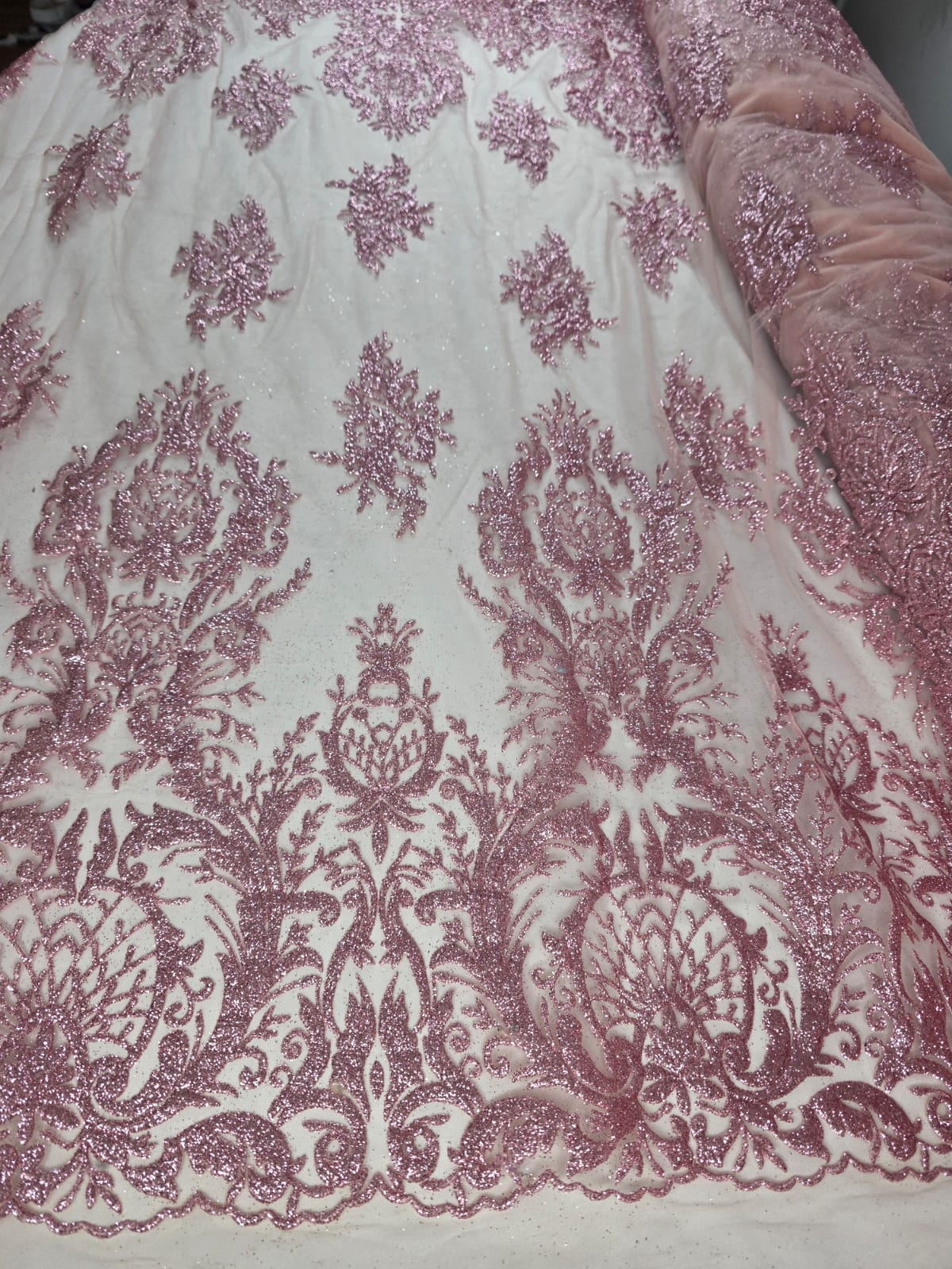 Tul Bordado Con Diseño En Acabado Glitter Color Rosa Piel- HH169 — Palacio Glamour