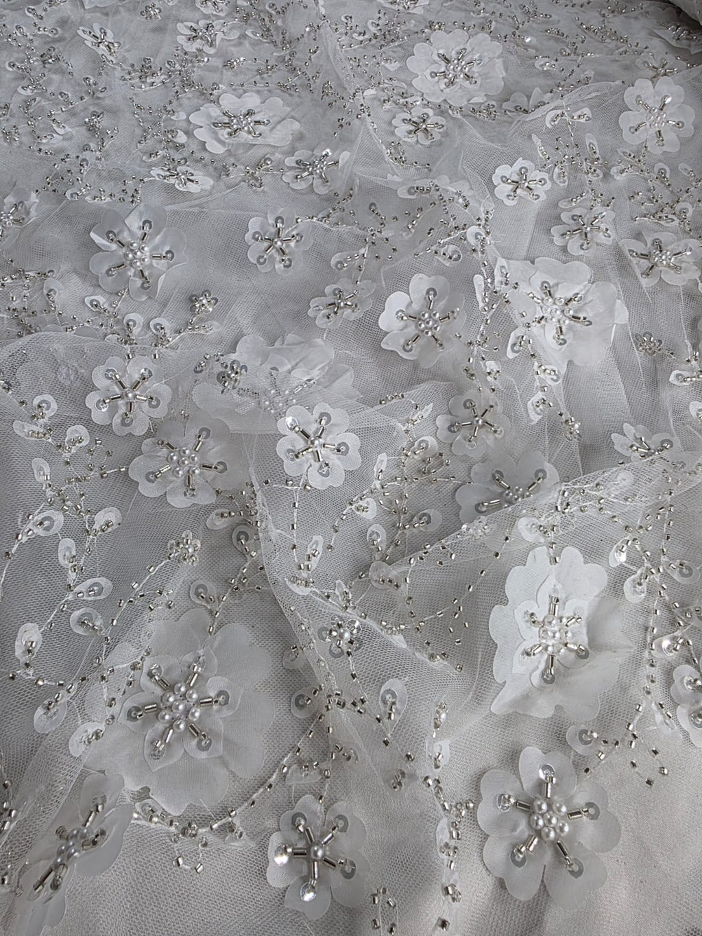 Tul Bordado Con Flores 3d, Lentejuela, Canutillo, Perlas, Chaquira Color Hueso -HH191 — Palacio Glamour