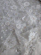 Tul Bordado Con Flores 3d, Lentejuela, Canutillo, Perlas, Chaquira Color Hueso -HH191 — Palacio Glamour