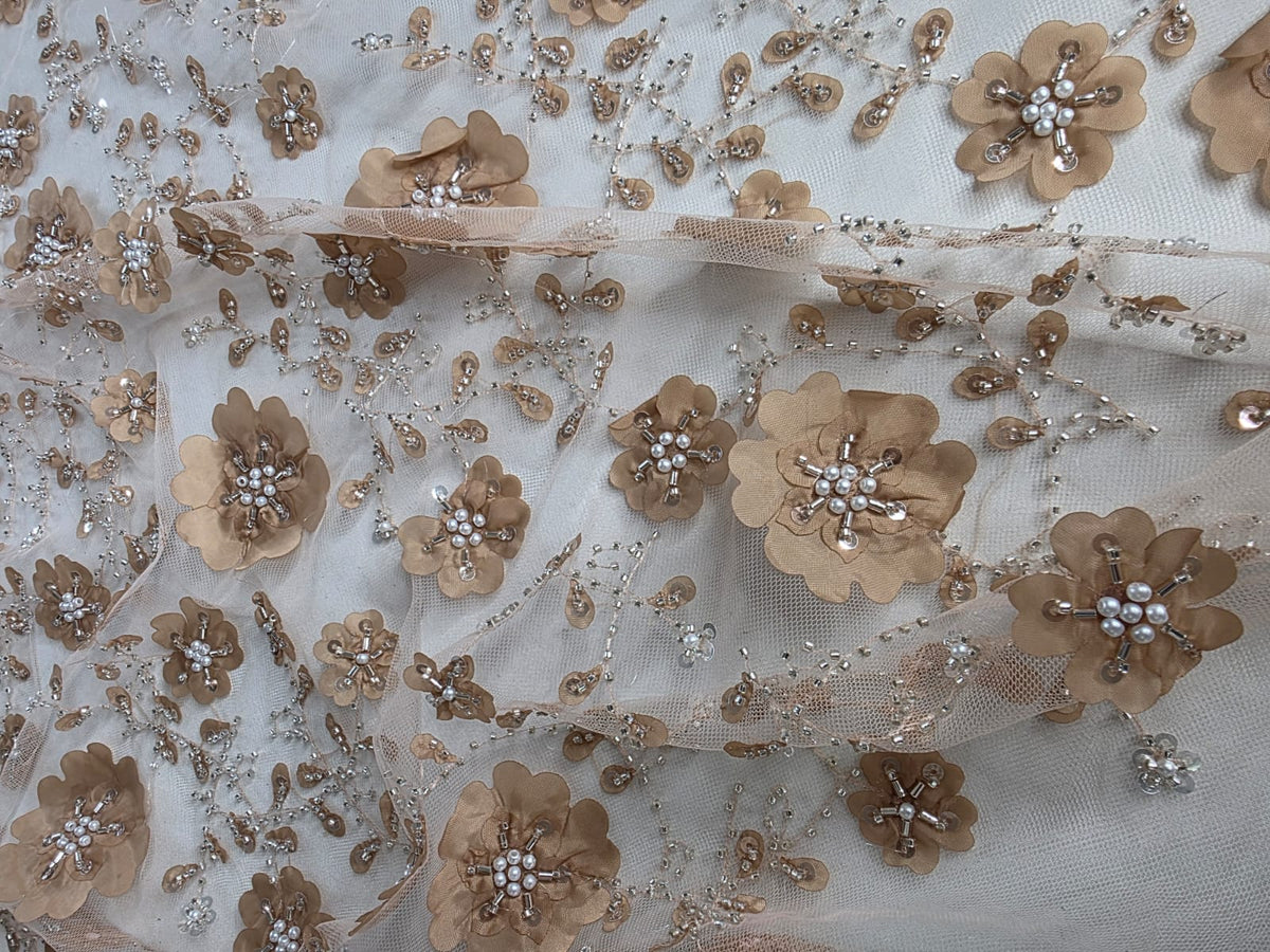 Tul Bordado Con Flores 3d, Lentejuela, Canutillo, Perlas, Chaquira Color Oro -HH191 — Palacio Glamour