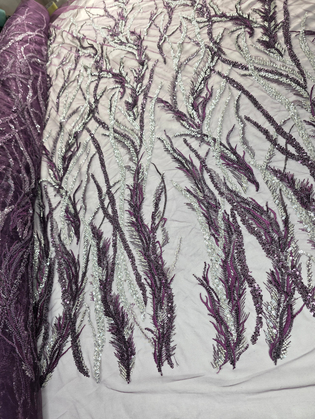 Tul Bordado Con Ramas En Lentejuela Y Chaquira Color Morado Uva -HH196 — Palacio Glamour