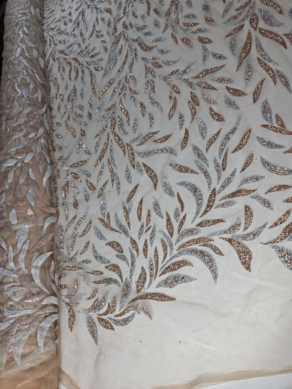 Tul Bordado Con Diseño Aplicaciones de Pedrería Y Glitter Color Oro -HH200 — Palacio Glamour