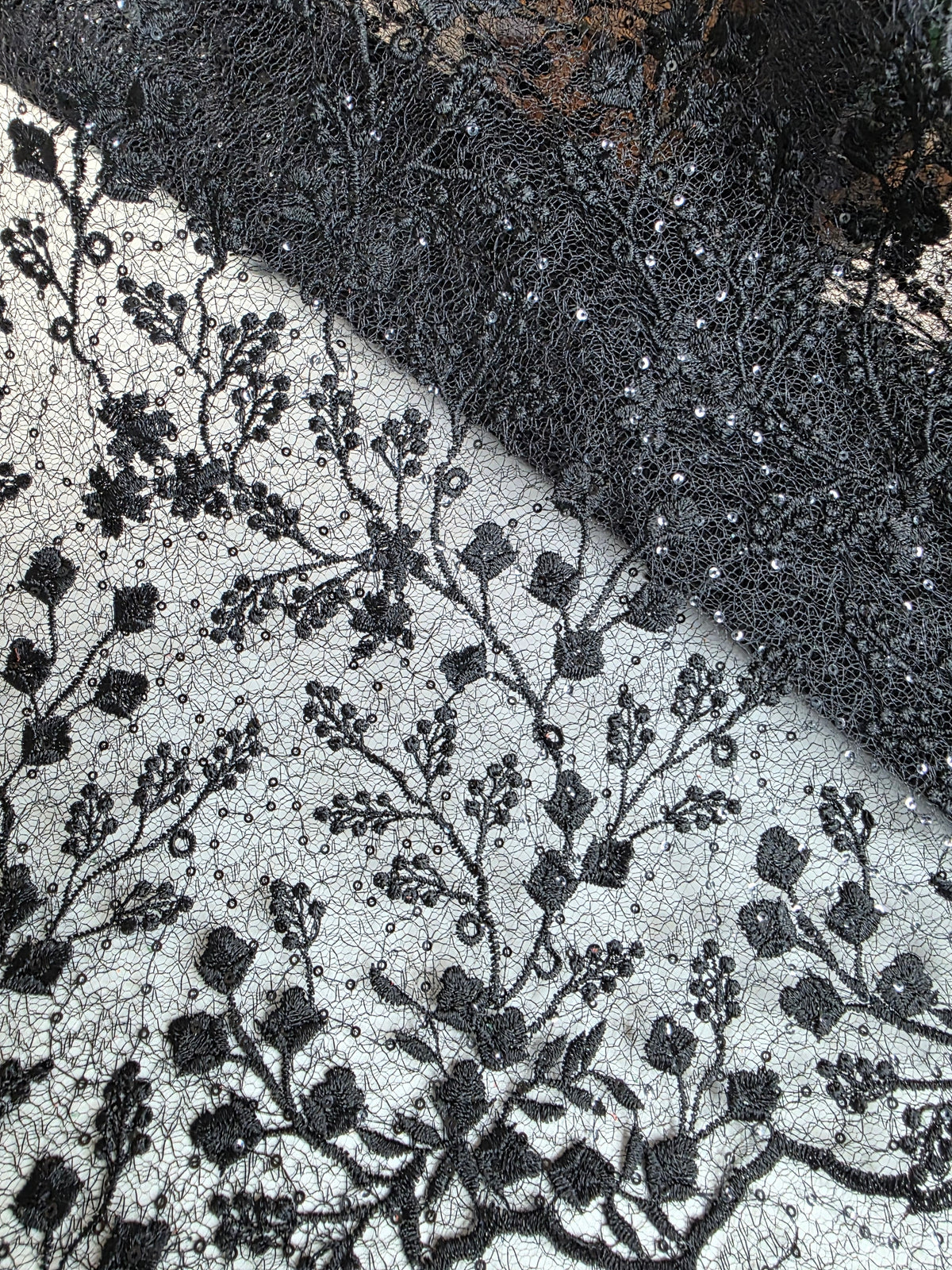 Tul Bordado Con Diseño Floral y Ramas Con Aplicaciones de Lentejuela Color Negro -HH201 — Palacio Glamour