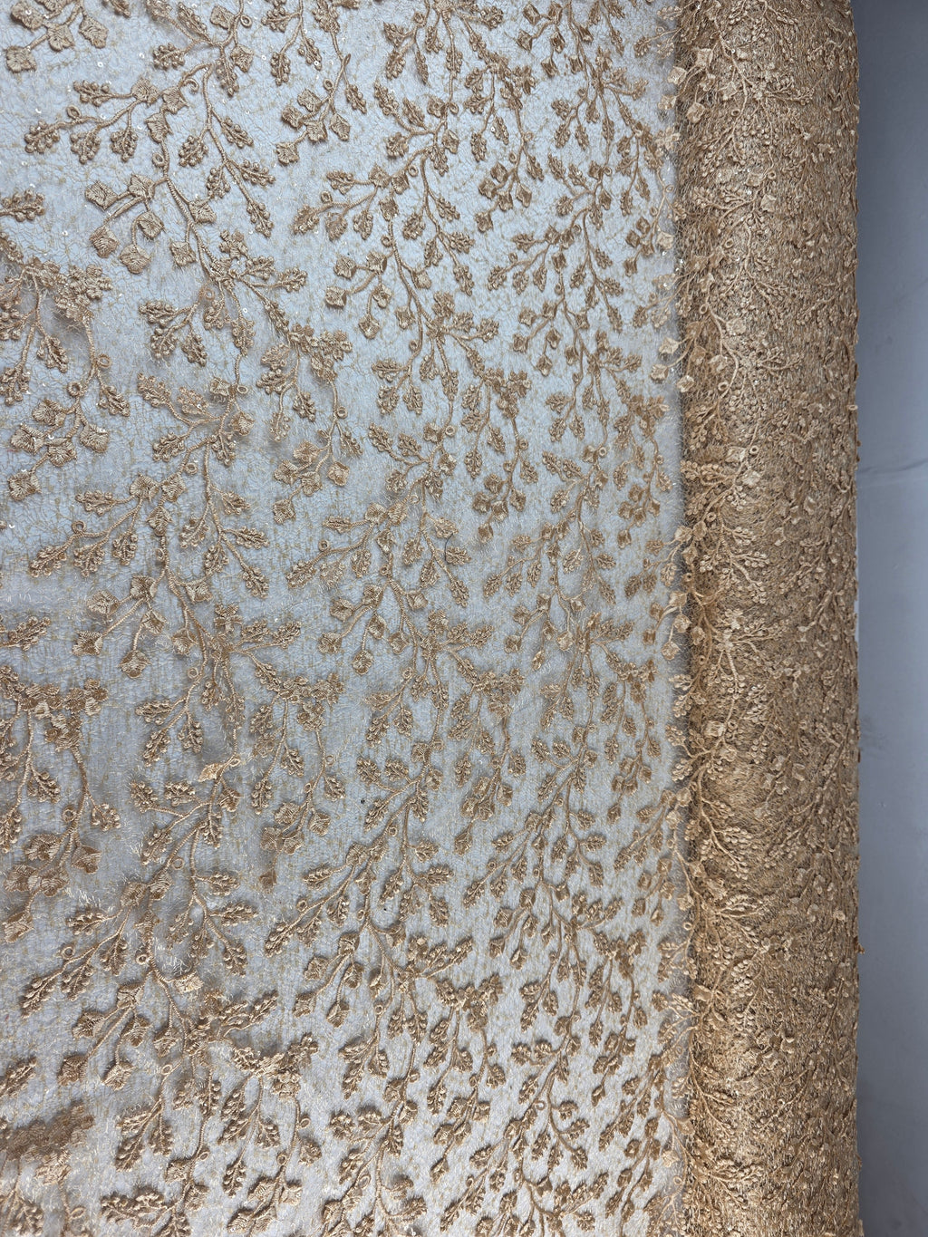 Tul Bordado Con Diseño Floral y Ramas Con Aplicaciones de Lentejuela Color Oro -HH201 — Palacio Glamour