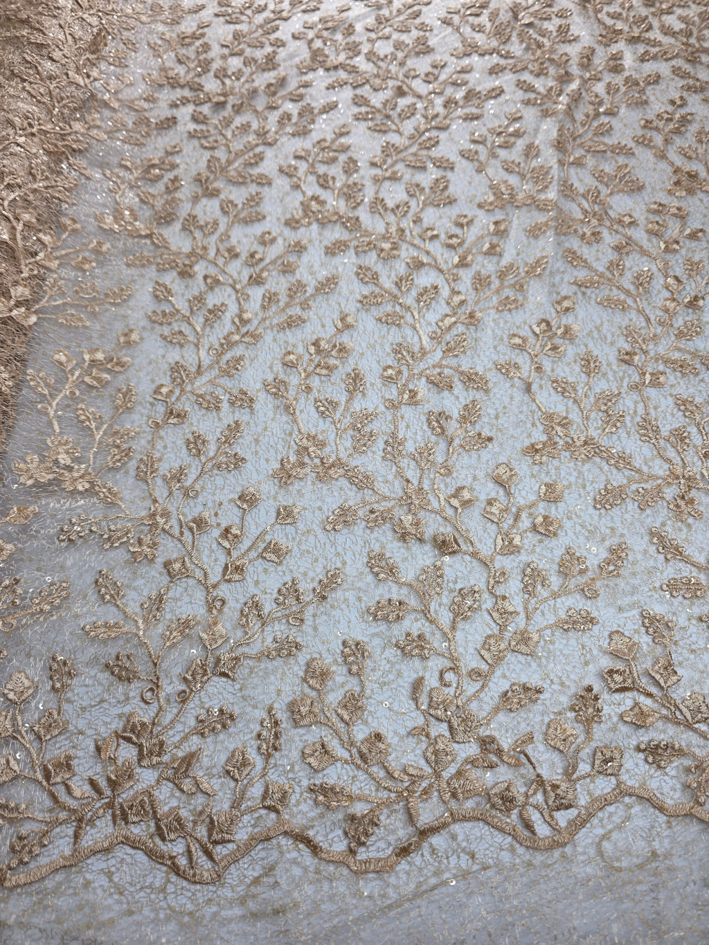 Tul Bordado Con Diseño Floral y Ramas Con Aplicaciones de Lentejuela Color Oro -HH201 — Palacio Glamour