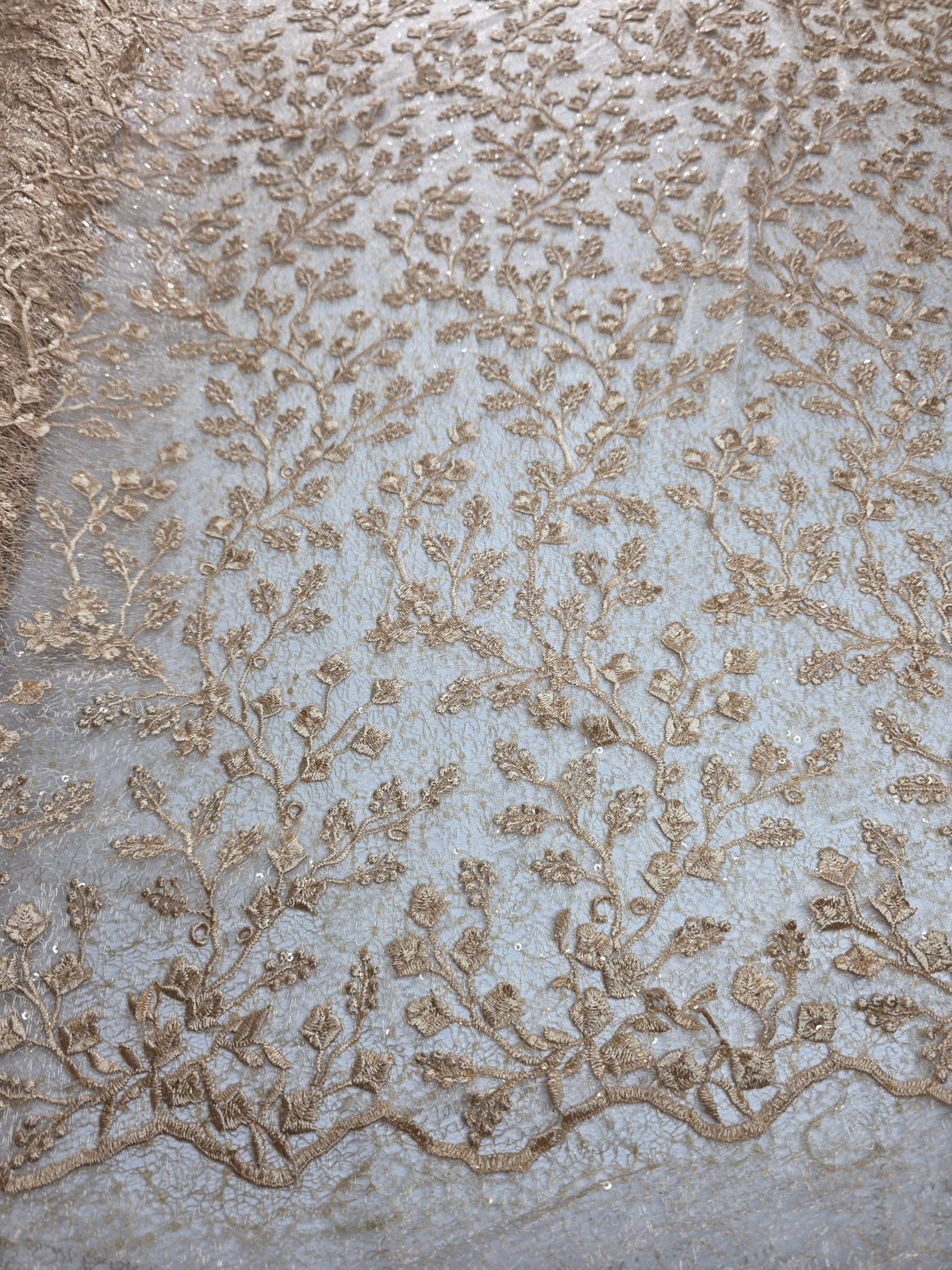 Tul Bordado Con Diseño Floral y Ramas Con Aplicaciones de Lentejuela Color Oro -HH201 — Palacio Glamour