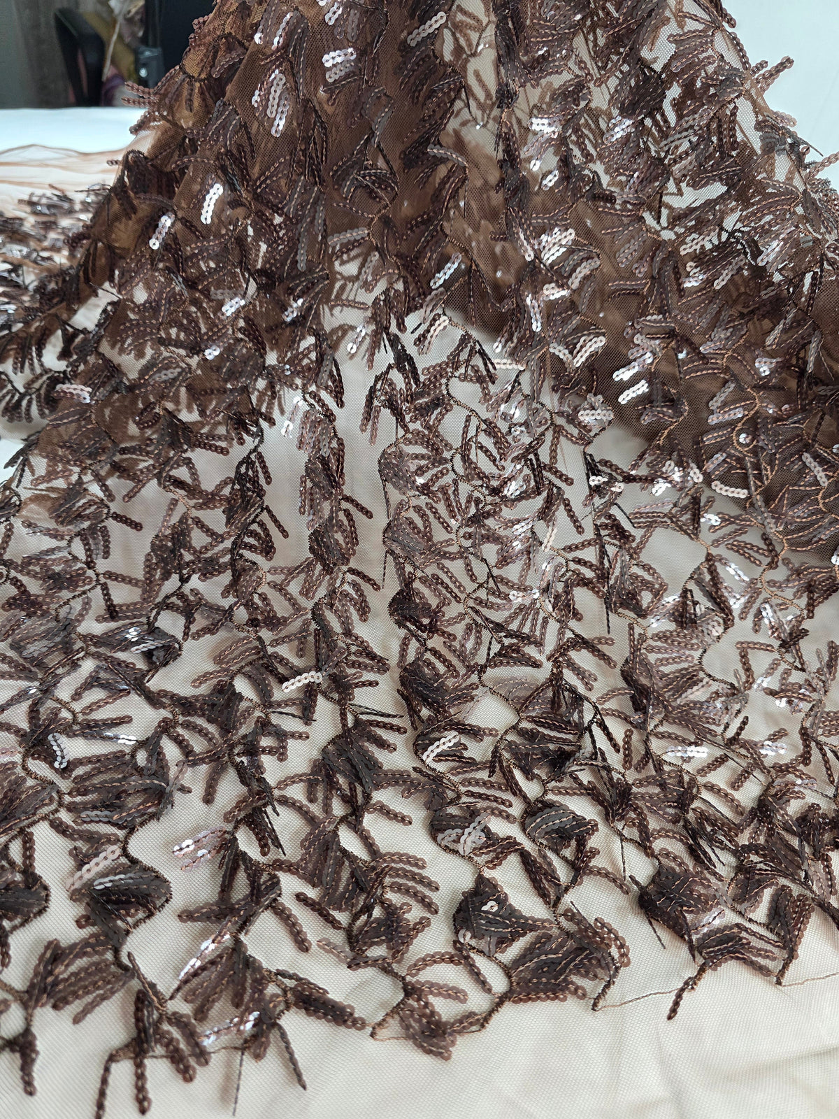 Tul Bordado Con Textura De Flequillos en Lentejuela Color Café -HH209 — Palacio Glamour