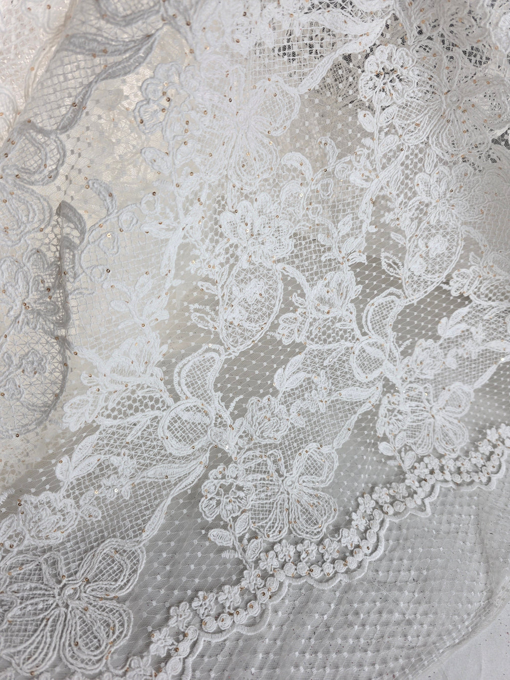Tul Bordado Floral Con Lentejuelas Oro Color Hueso -HH214 — Palacio Glamour