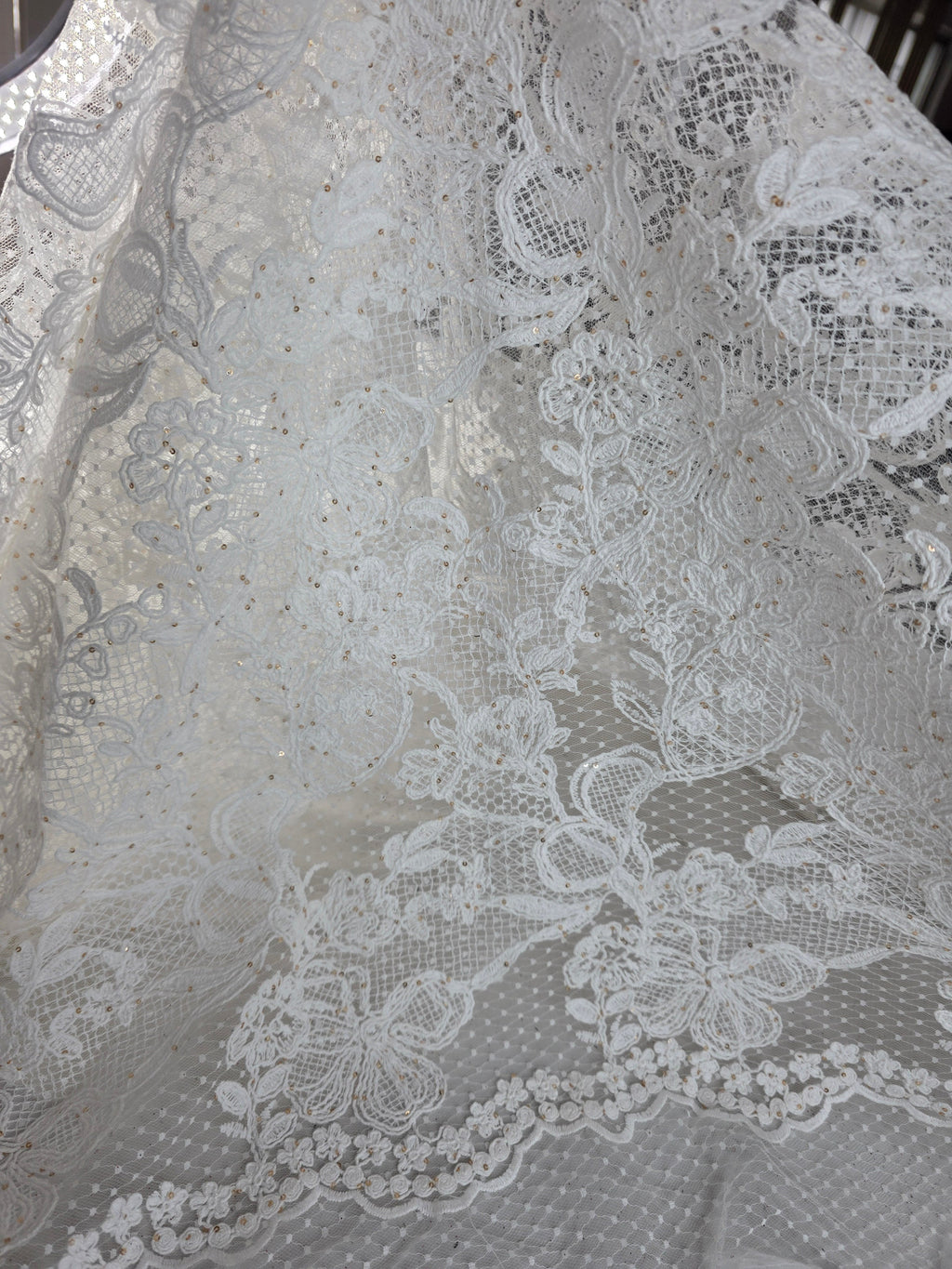 Tul Bordado Floral Con Lentejuelas Oro Color Hueso -HH214 — Palacio Glamour