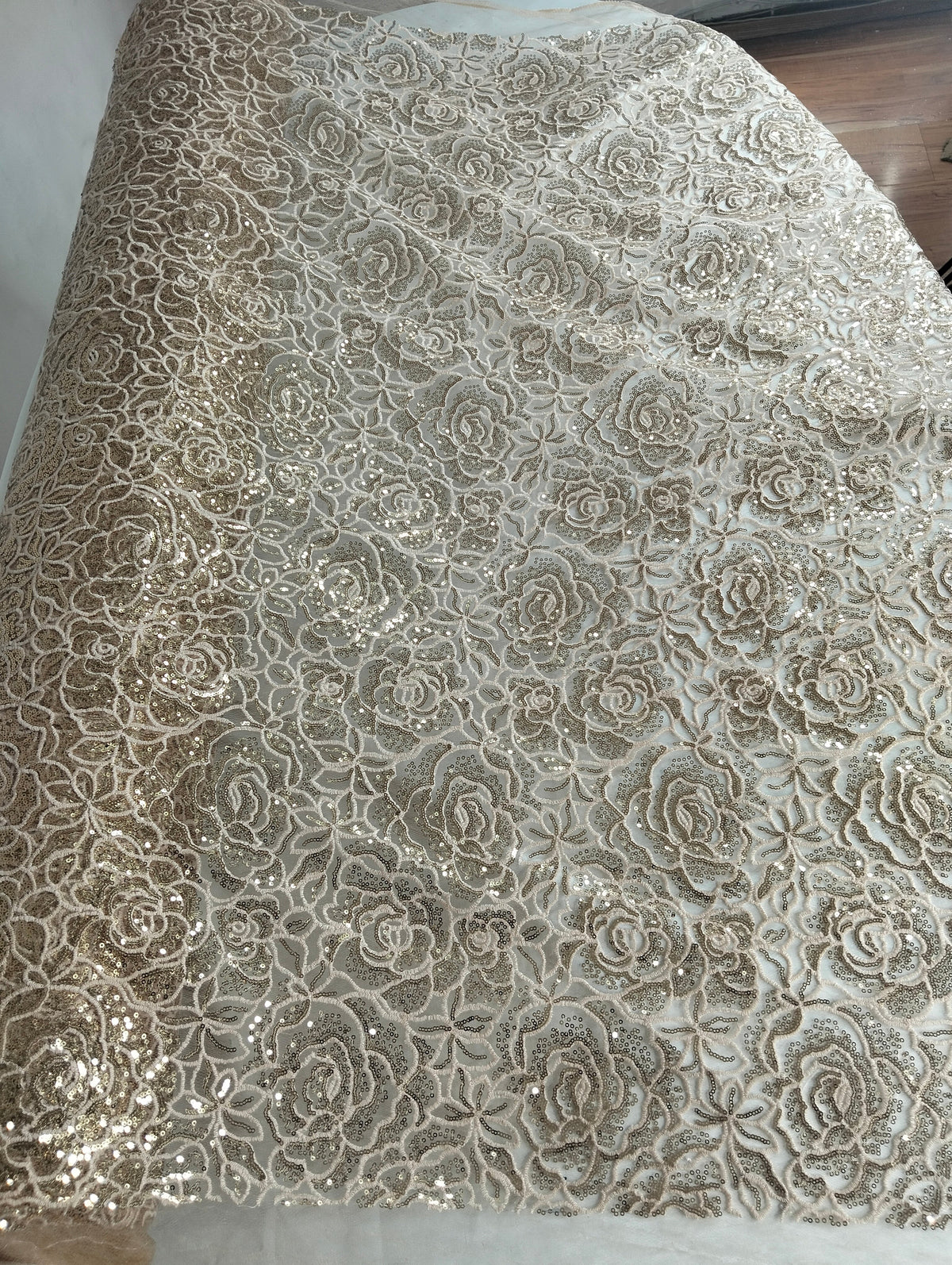 Tul Bordado Diseño Floral Con Lentejuela Color Oro -HH218 — Palacio Glamour