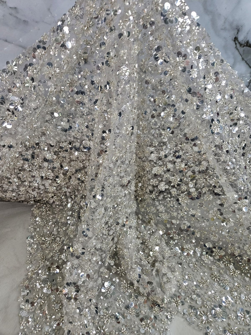 Tul Bordado Con Flores 3d, Lentejuela, Chaquira Y Canutillo Color Plata -HH226 — Palacio Glamour