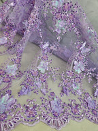 Tul Bordado Con Flores 3D Aplicaciones de Perlas, Chaquira Y Lentejuela Color Lila - HH237 — Palacio Glamour