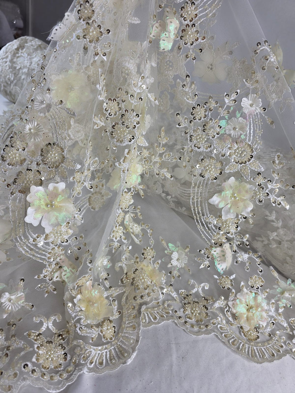 Tul Bordado Con Flores Y Mariposas 3D Aplicaciones de Perlas, Chaquira Y Lentejuela Color Ivory- HH237 — Palacio Glamour