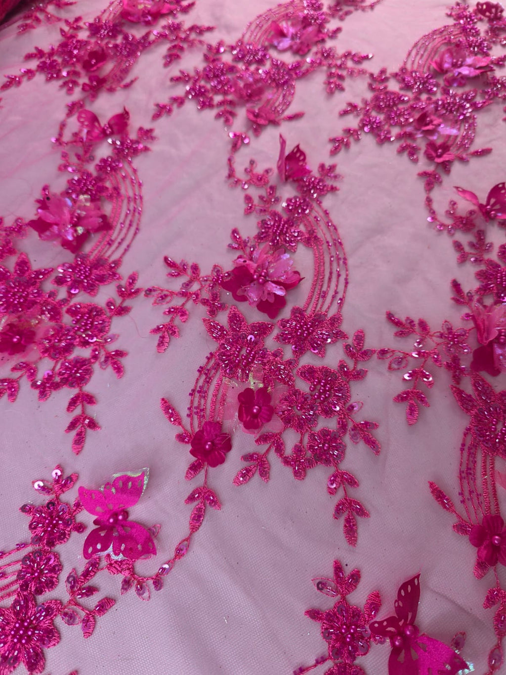 Tul Bordado Con Flores Y Mariposas 3D Aplicaciones de Perlas, Chaquira Y Lentejuela Color Rosa Ciber- HH237 — Palacio Glamour