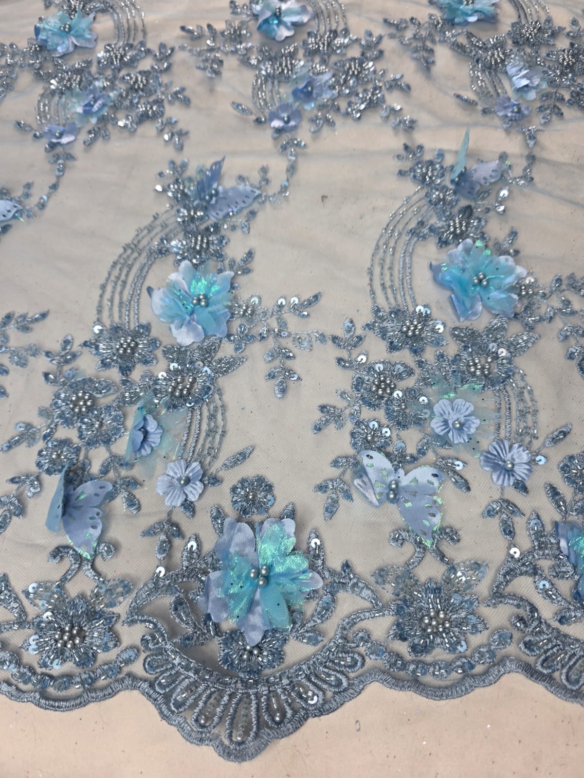 Tul Bordado Con Flores Y Mariposas 3D Aplicaciones de Perlas, Chaquira Y Lentejuela Color Azul Cielo- HH237 — Palacio Glamour