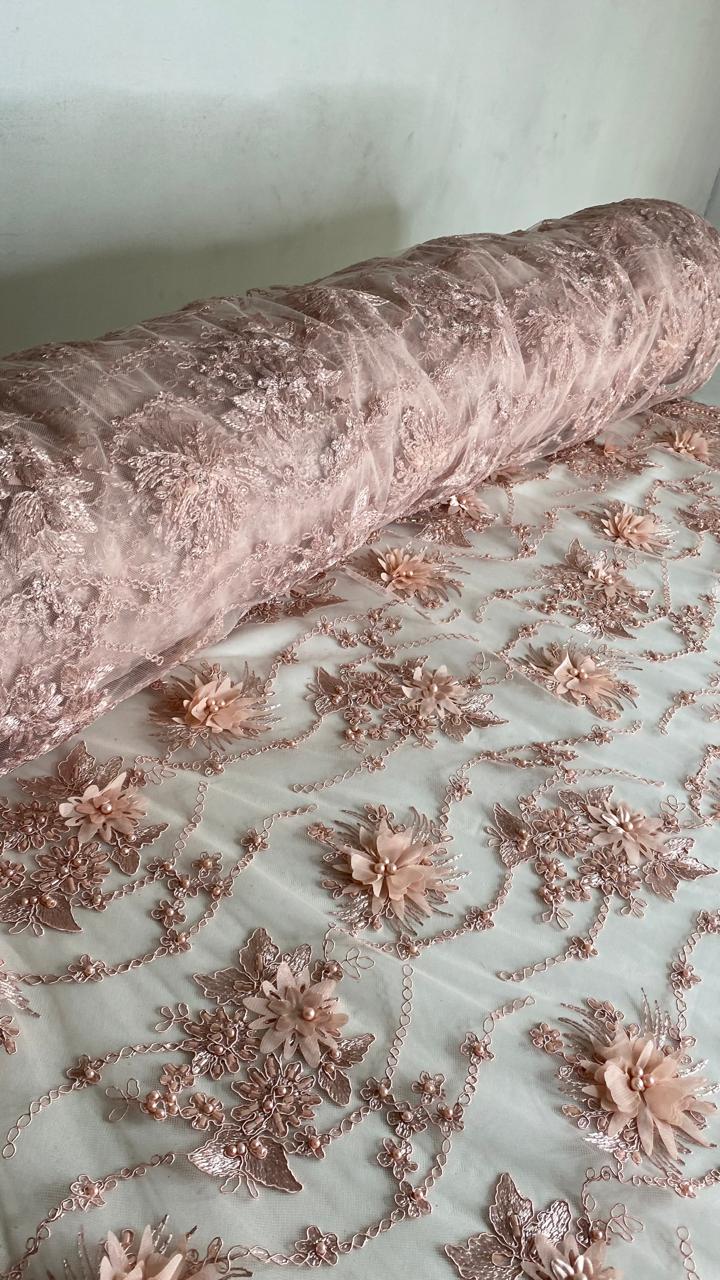 Tul Bordado Con Flores 3D Aplicaciones de Perlas Y Canutillo Color Blush- HH238 — Palacio Glamour