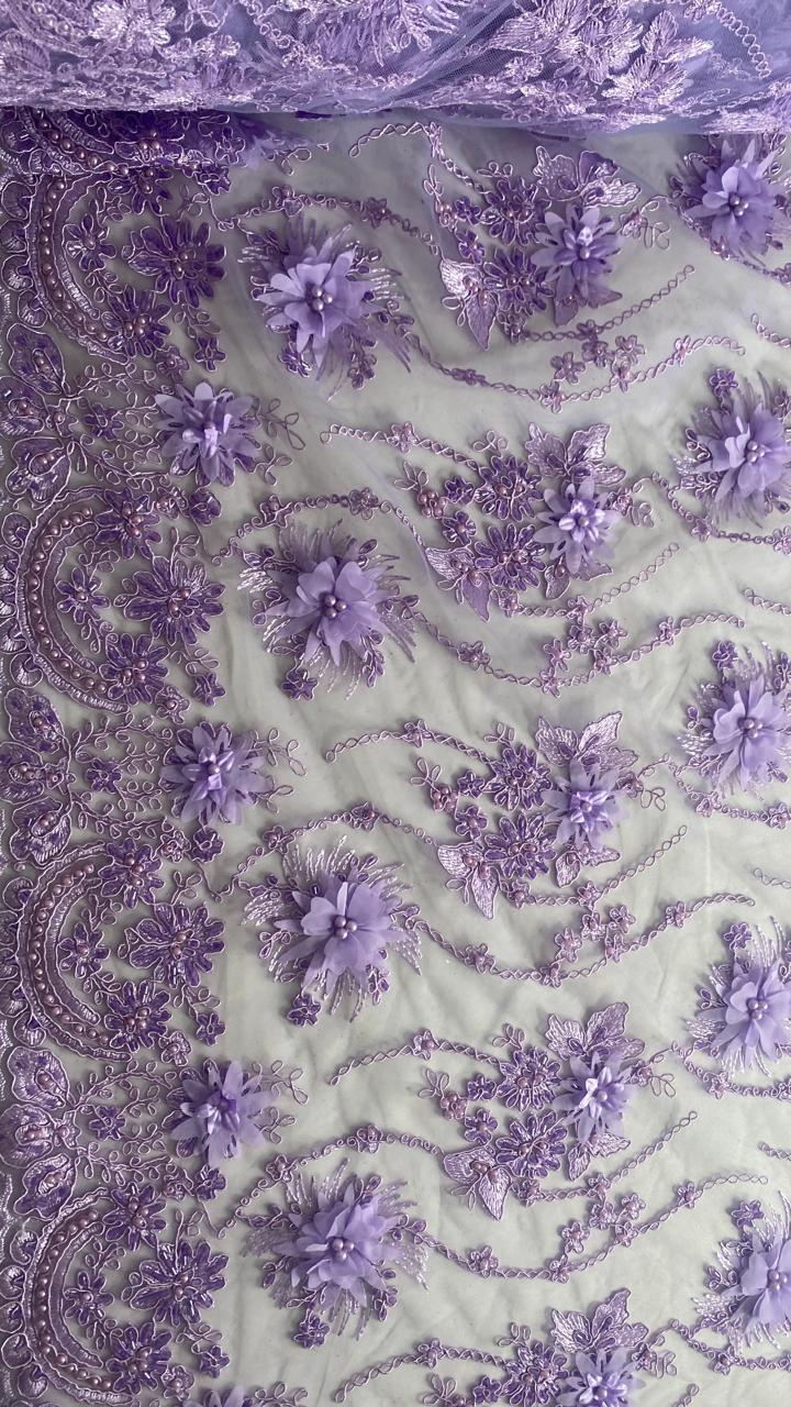 Tul Bordado Con Flores 3D Aplicaciones de Perlas Y Canutillo Color Lila- HH238 — Palacio Glamour