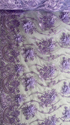 Tul Bordado Con Flores 3D Aplicaciones de Perlas Y Canutillo Color Lila- HH238 — Palacio Glamour