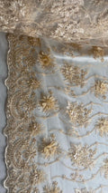 Tul Bordado Con Flores 3D Aplicaciones de Perlas Y Canutillo Color Oro- HH238 — Palacio Glamour