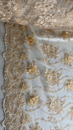 Tul Bordado Con Flores 3D Aplicaciones de Perlas Y Canutillo Color Oro- HH238 — Palacio Glamour