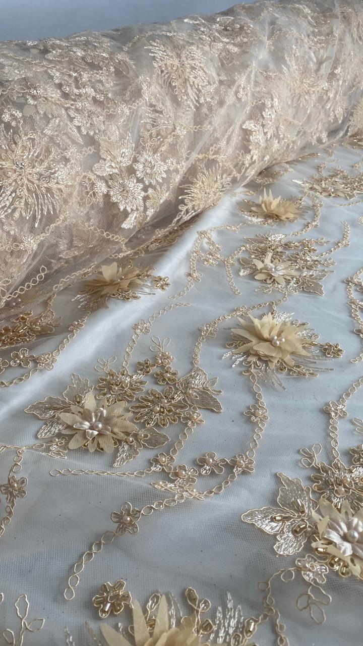 Tul Bordado Con Flores 3D Aplicaciones de Perlas Y Canutillo Color Oro- HH238 — Palacio Glamour