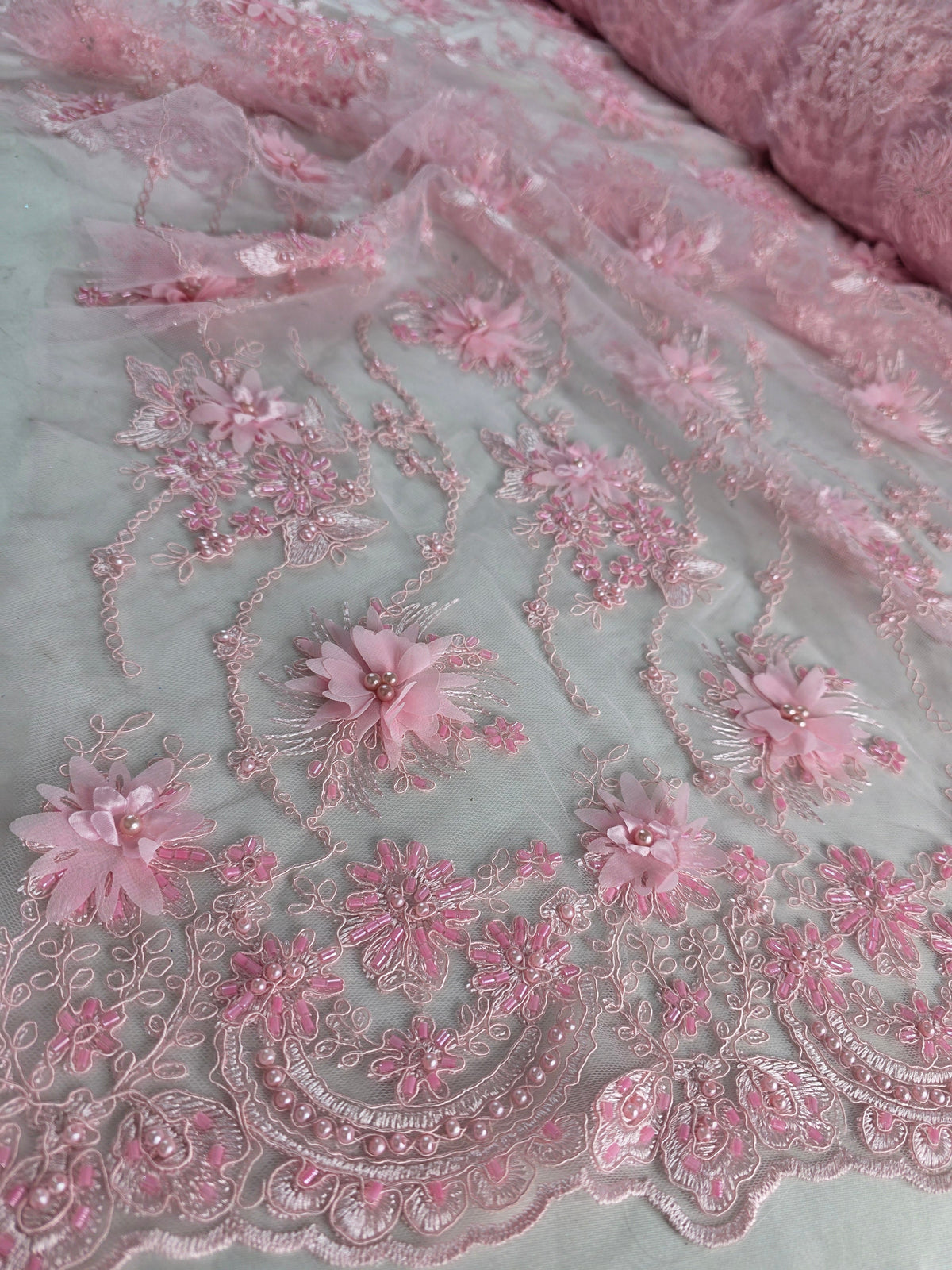 Tul Bordado Con Flores 3D Aplicaciones de Perlas Y Canutillo Color 12 Rosa- HH238 — Palacio Glamour