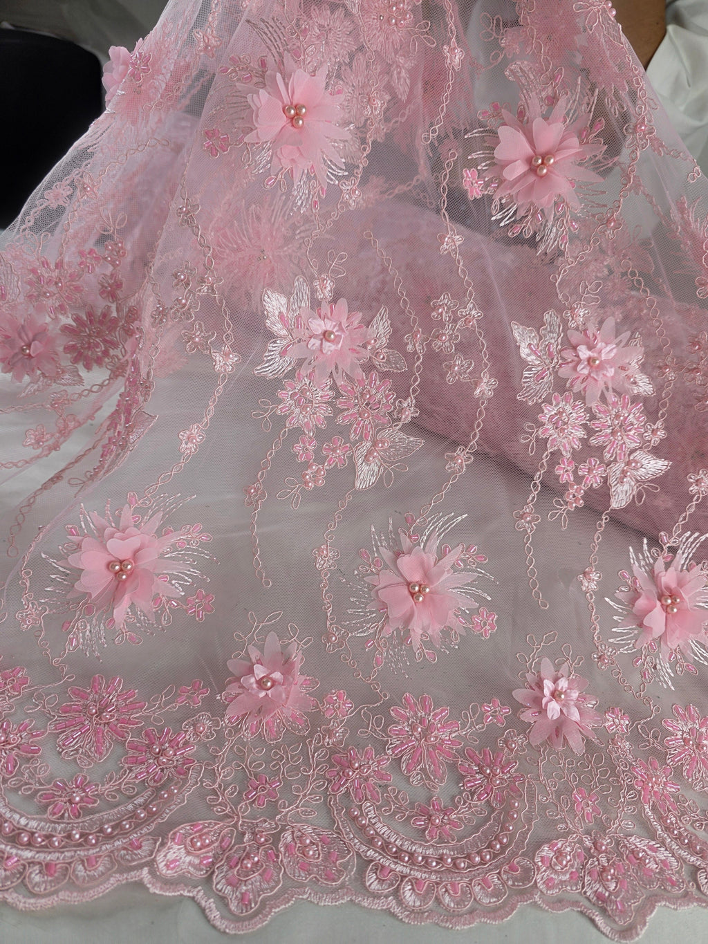 Tul Bordado Con Flores 3D Aplicaciones de Perlas Y Canutillo Color 12 Rosa- HH238 — Palacio Glamour