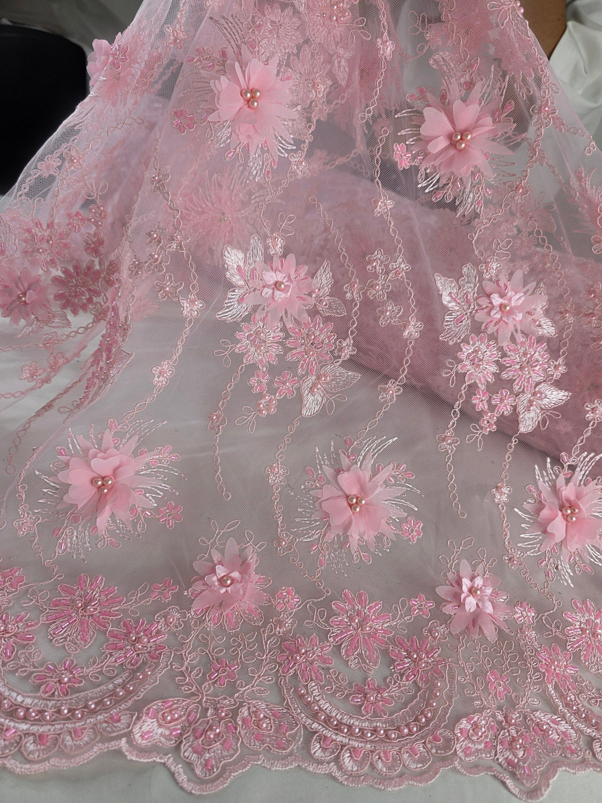 Tul Bordado Con Flores 3D Aplicaciones de Perlas Y Canutillo Color 12 Rosa- HH238 — Palacio Glamour