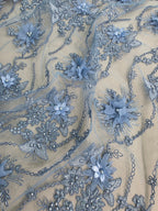 Tul Bordado Con Flores 3D Aplicaciones de Perlas Y Canutillo Color Azul Cielo- HH238 — Palacio Glamour