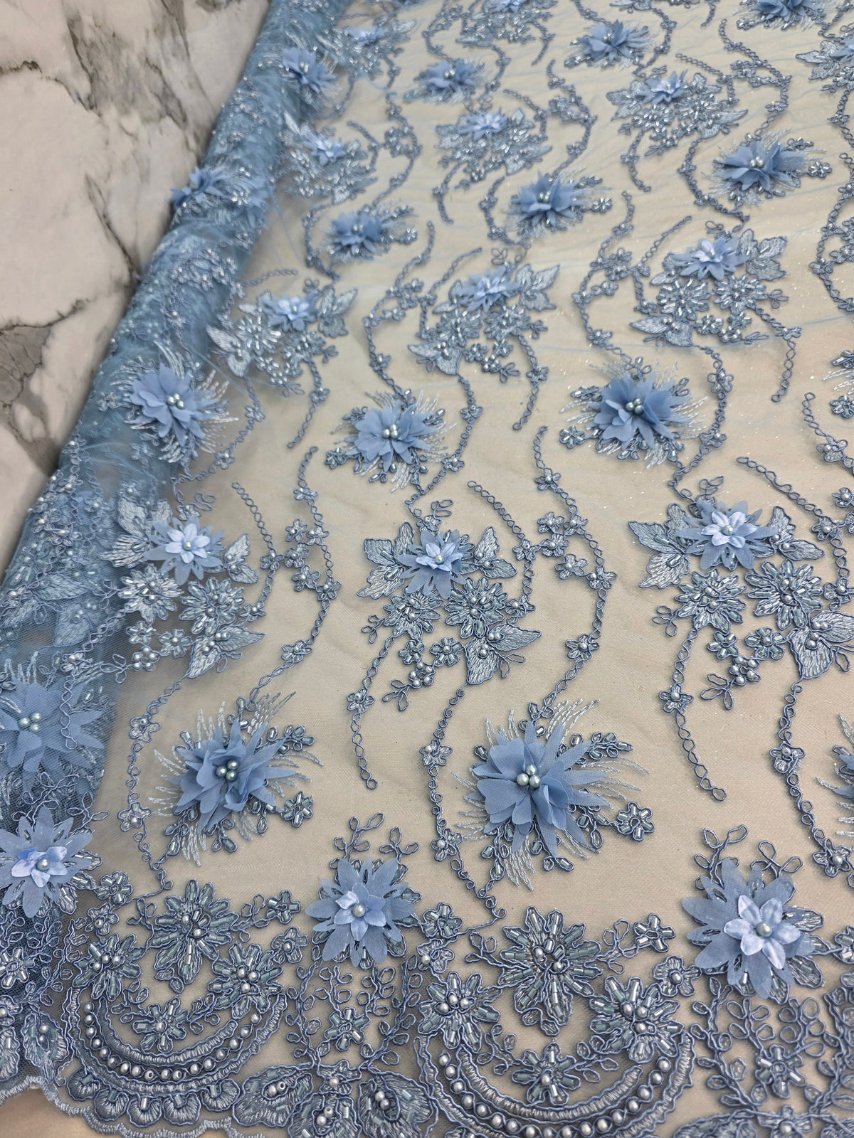 Tul Bordado Con Flores 3D Aplicaciones de Perlas Y Canutillo Color Azul Cielo- HH238 — Palacio Glamour