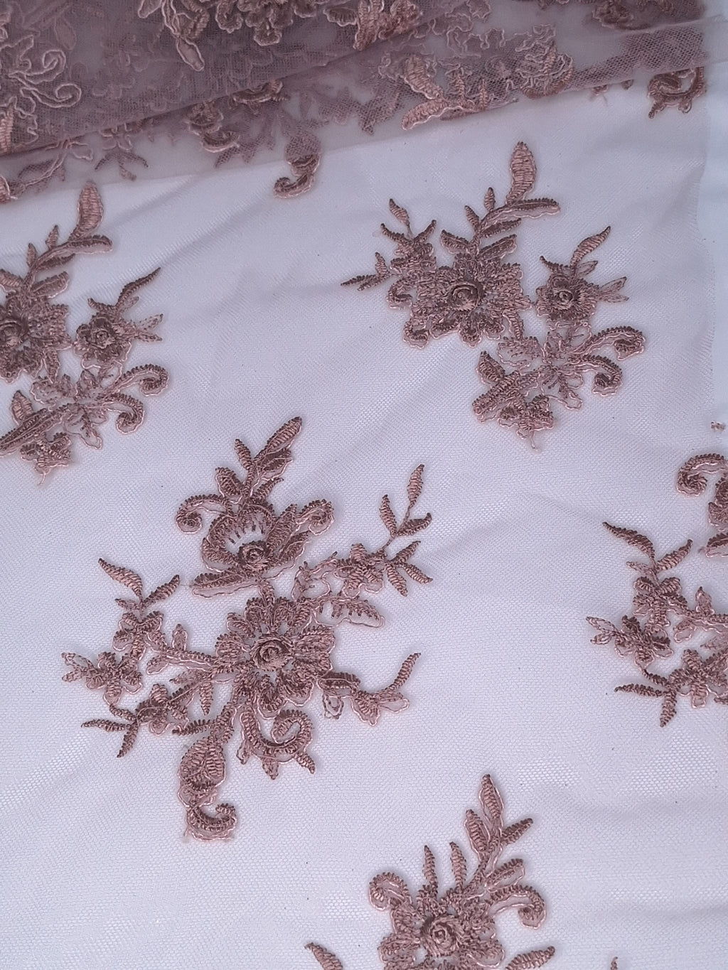 Tul bordado Floral con Orilla Ondulada Color Palo de Rosa A926 — Palacio Glamour
