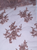 Tul bordado Floral con Orilla Ondulada Color Palo de Rosa A926 — Palacio Glamour