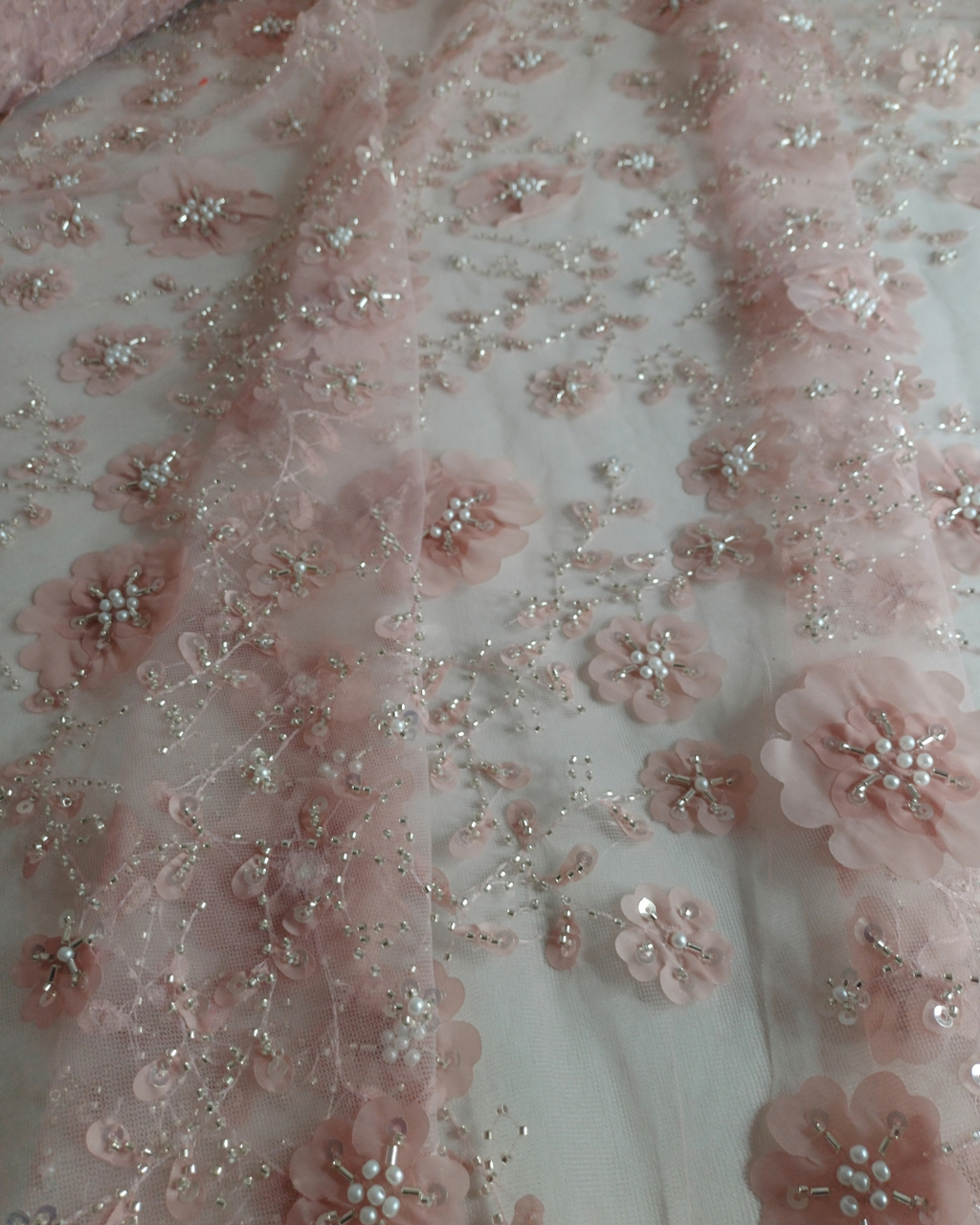 Tul Bordado Con Flores 3d, Lentejuela, Canutillo, Perlas, Chaquira Color Palo de Rosa -HH191 — Palacio Glamour
