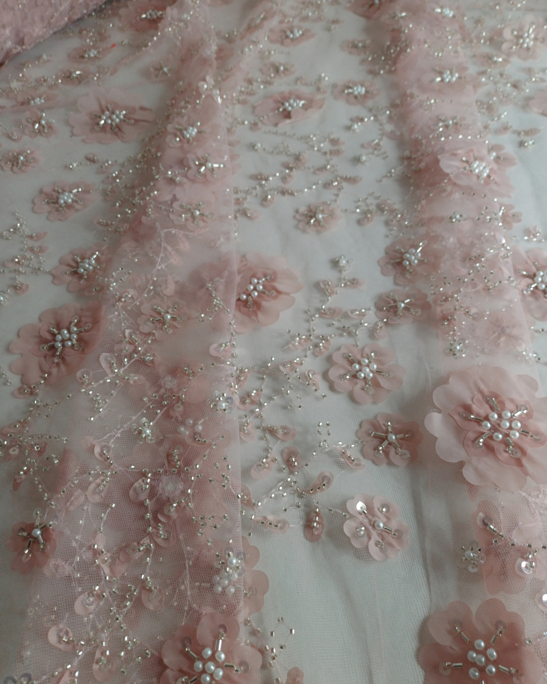 Tul Bordado Con Flores 3d, Lentejuela, Canutillo, Perlas, Chaquira Color Palo de Rosa -HH191 — Palacio Glamour