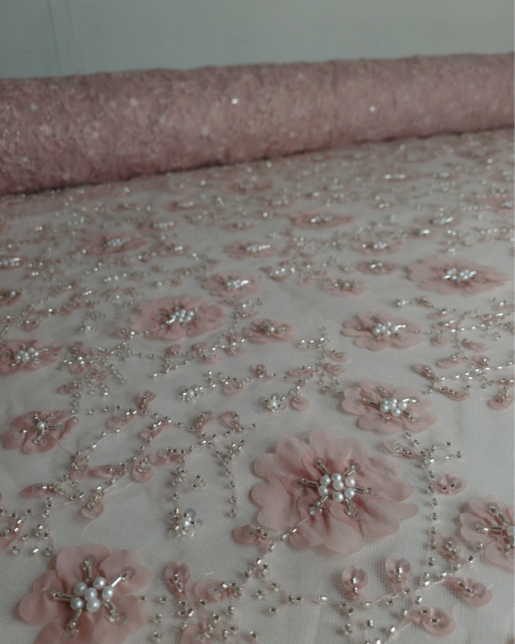Tul Bordado Con Flores 3d, Lentejuela, Canutillo, Perlas, Chaquira Color Palo de Rosa -HH191 — Palacio Glamour