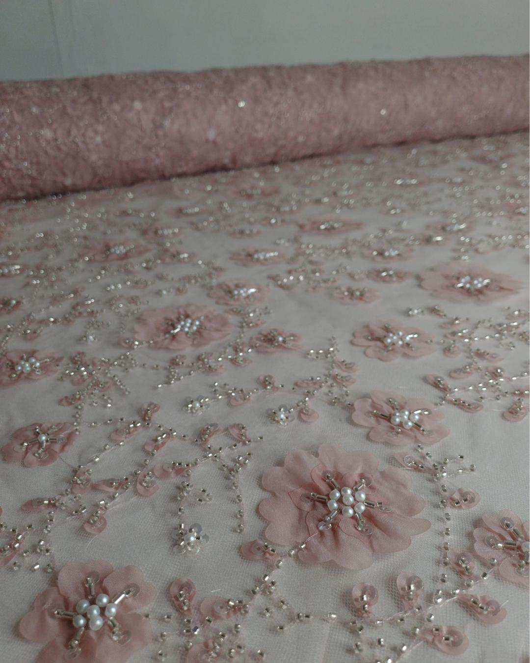 Tul Bordado Con Flores 3d, Lentejuela, Canutillo, Perlas, Chaquira Color Palo de Rosa -HH191 — Palacio Glamour