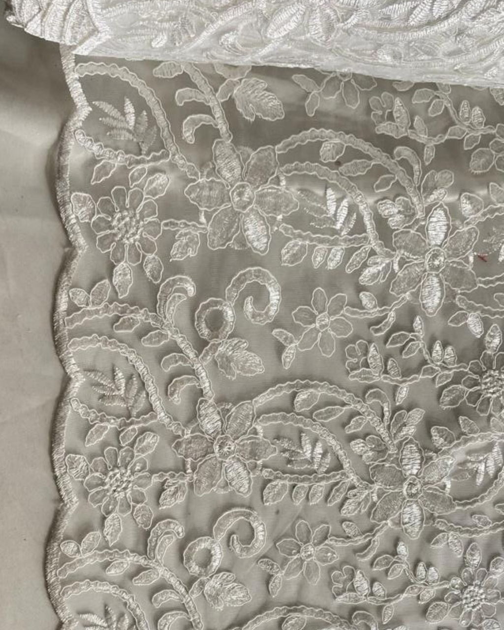 Tul Bordado Con Diseño Floral Con Lentejuela Color Blanco -HH193 — Palacio Glamour