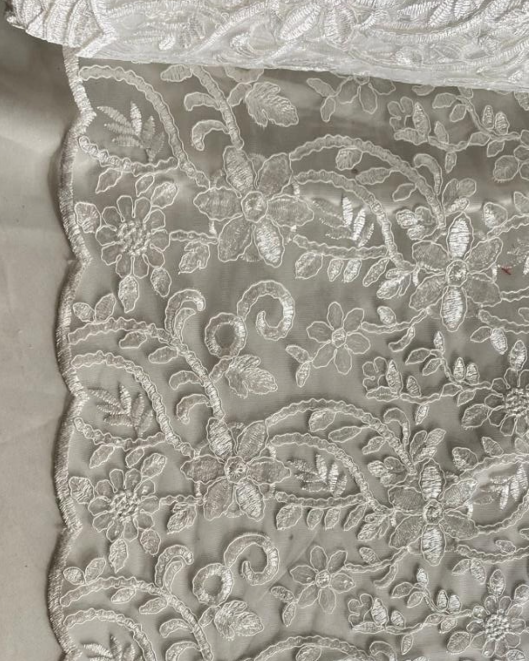 Tul Bordado Con Diseño Floral Con Lentejuela Color Blanco -HH193 — Palacio Glamour